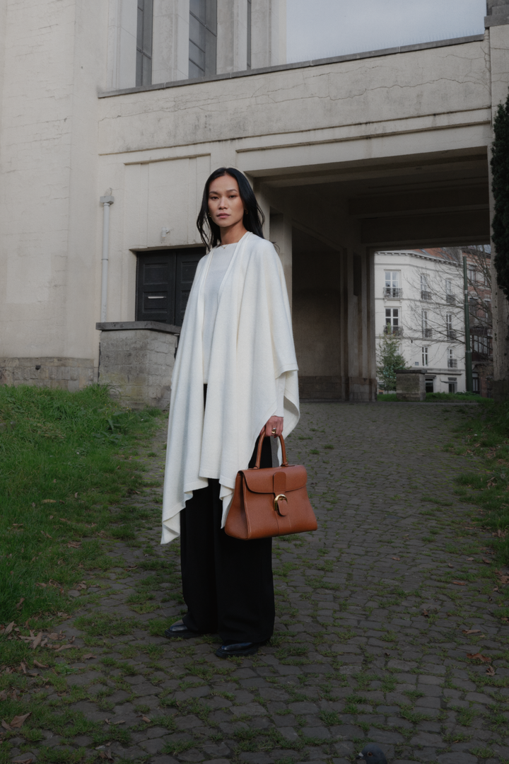 Dames Cape Chloe in cashmere mix wit