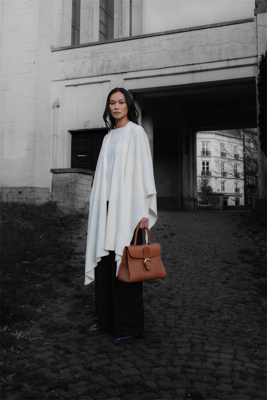 Dames Cape Chloe in cashmere mix wit