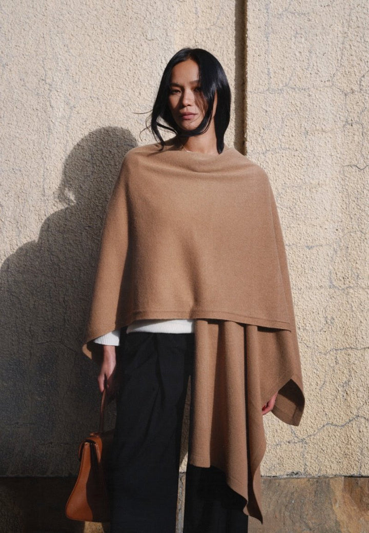 Dames Cape Chloe in cashmere mix  camel