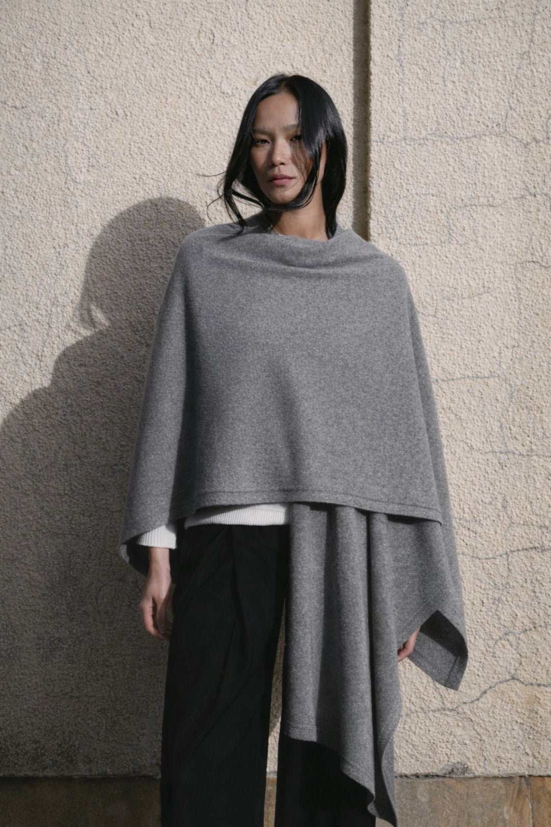 Dames Cape Chloe in cashmere mix grey